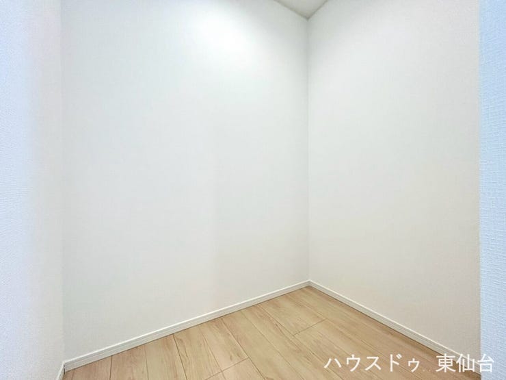 洗面所に隣接しているランドリールーム♪
洗濯物が一部屋で完結するため、家事の負担が減らせます◎