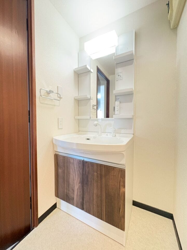 建具と木目パネルがマッチした洗面化粧台。