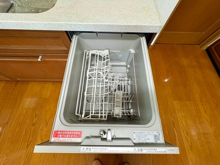 キッチンは食器洗い乾燥機付きです。後片付けの負担が軽減され、家事効率を高めます。