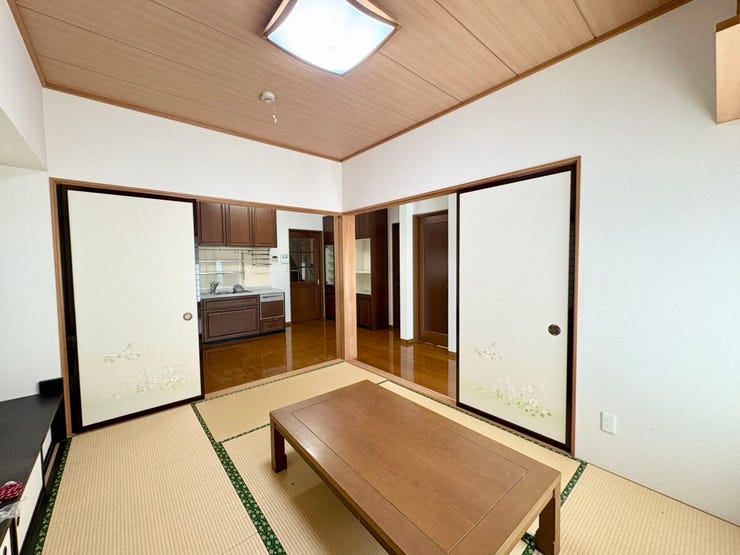 キッチン横の和室は、客間、お子様の遊び場、お昼寝場所と多目的にお使いいただけます。