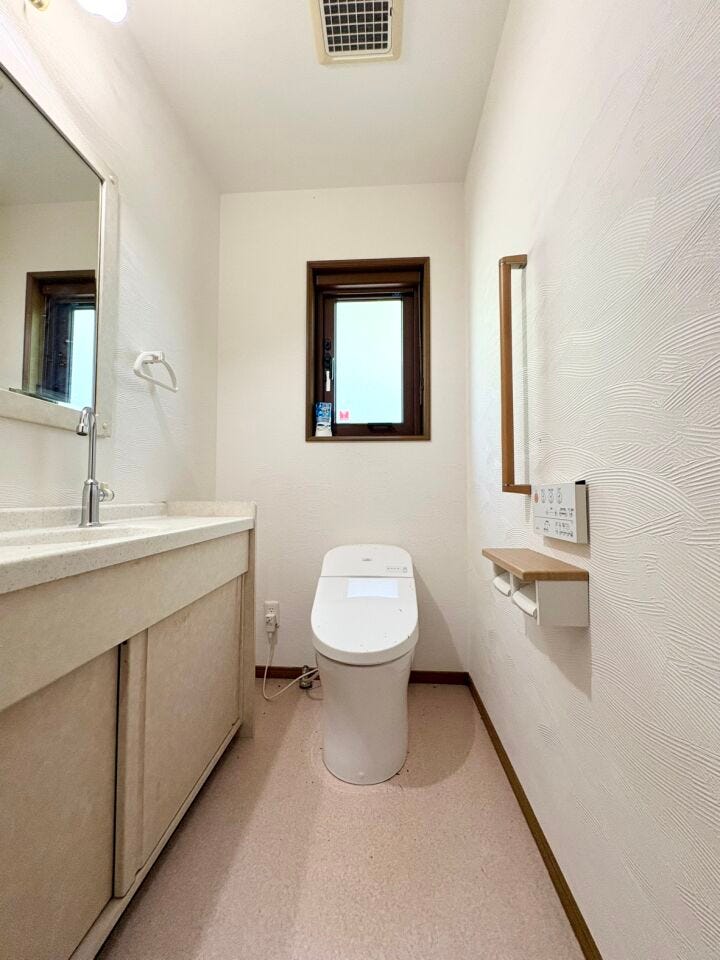 トイレは窓付きなので換気がしやすいですね。大人も子どもも快適な自動温洗浄便座機能付きで、衛生的かつ、ペーパー節約にもなります。洗面と鏡も設置されています!