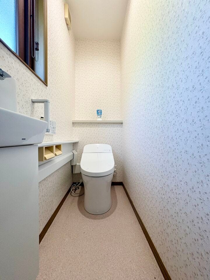 2階のトイレも窓があります。大人も子どもも快適な自動温洗浄便座機能付きで、衛生的かつ、ペーパー節約にもなります。