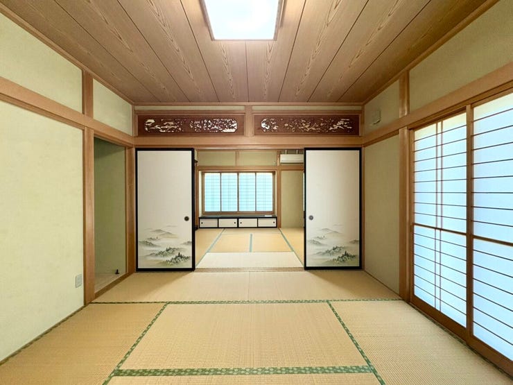 たくさんのお客様を迎え入れることができる二間続きの和室。障子越しに柔らかな光が差し込む落ち着いた空間となっています。