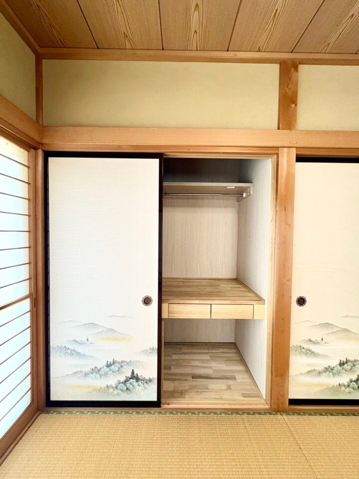 押し入れには来客用のお布団や座布団を収納することができます。
