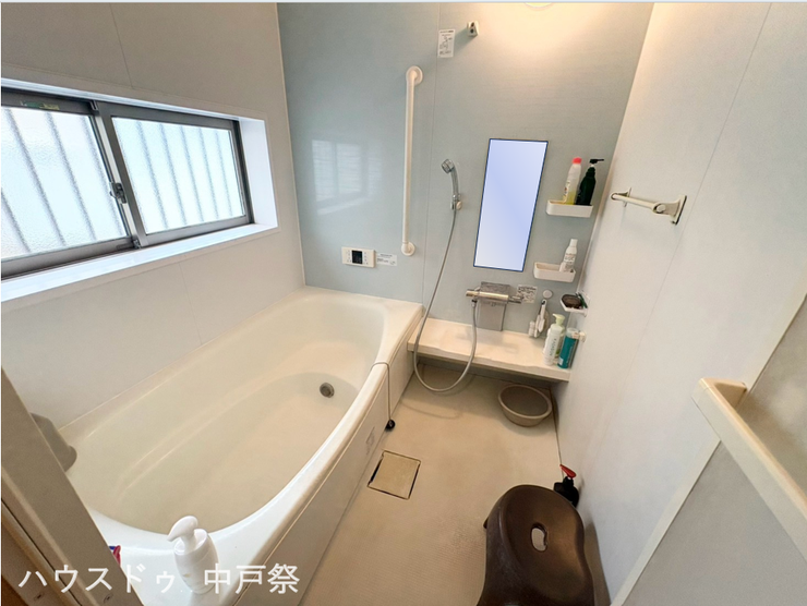 広々とした洗い場と浴槽が魅力の浴室
窓付きで換気がしやすく、湿気がこもりにくい点も嬉しいポイントです!