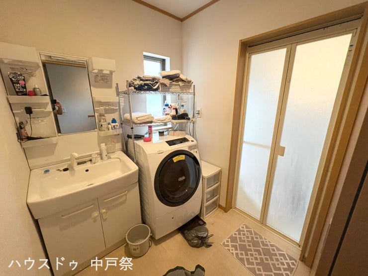 洗面台と洗濯機がゆったり配置された、機能的な洗面脱衣室です!