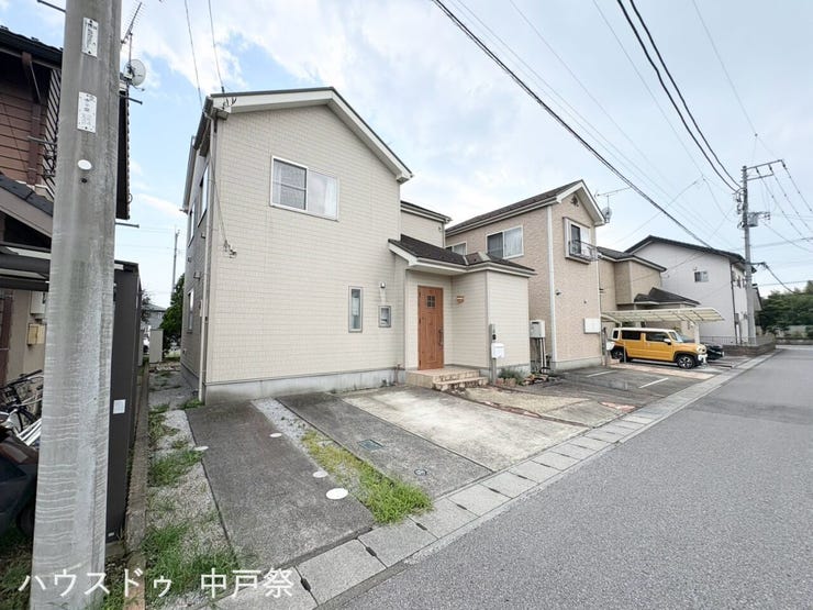 広い前面道路で駐車がしやすく、毎日の車移動がとても快適な住環境です♪
