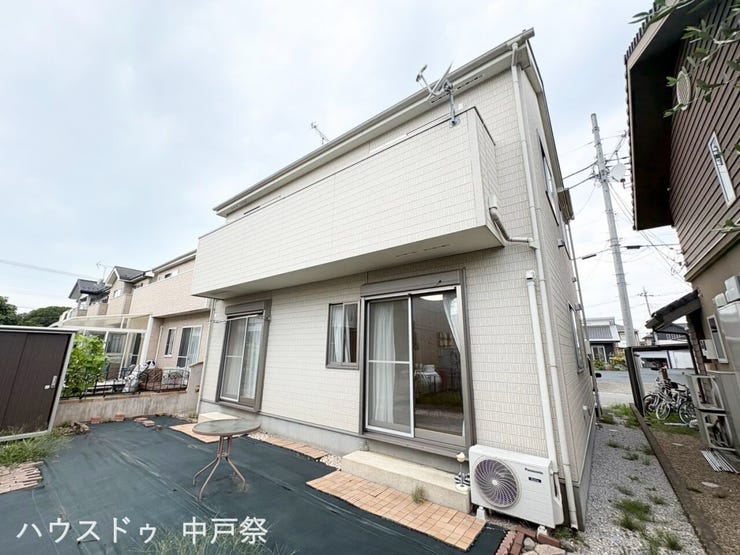 南側に大きく開いた掃き出し窓が、庭との一体感を生み出す心地よい住まいです♪たっぷりと光が差し込み、リビングは一日を通して明るく快適!