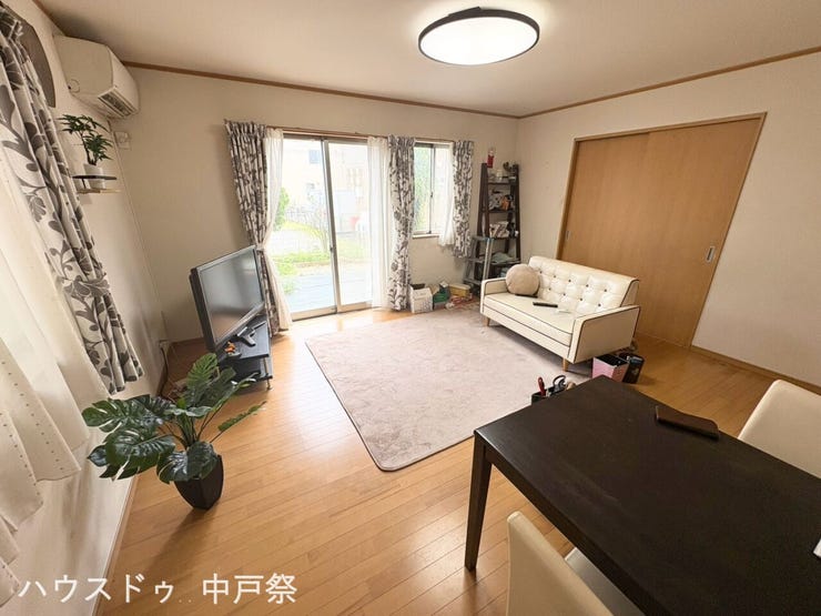 南側からたっぷり光が差し込む、明るく開放的なリビングです♪
大きな窓と掃き出しから庭の緑が見え、室内にいながら外の気配を感じられる心地よい空間です!