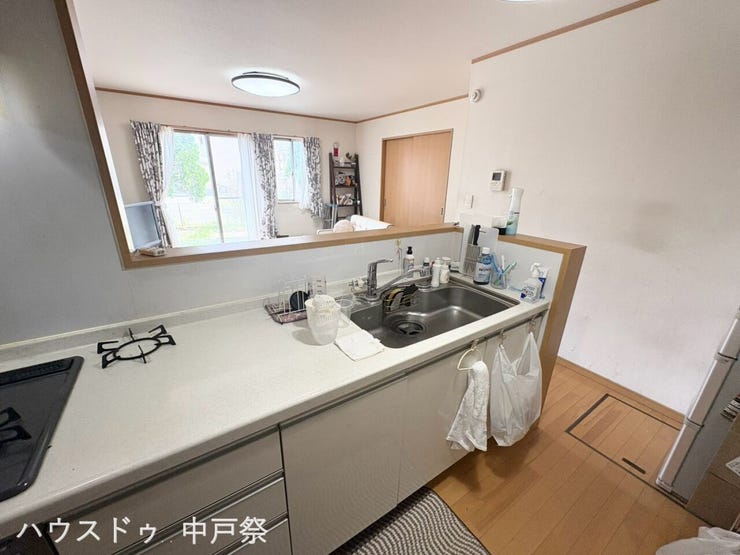 南側の明るいリビングに向かって開いた配置で、調理中も会話が弾み、家族との距離がぐっと近くなります!