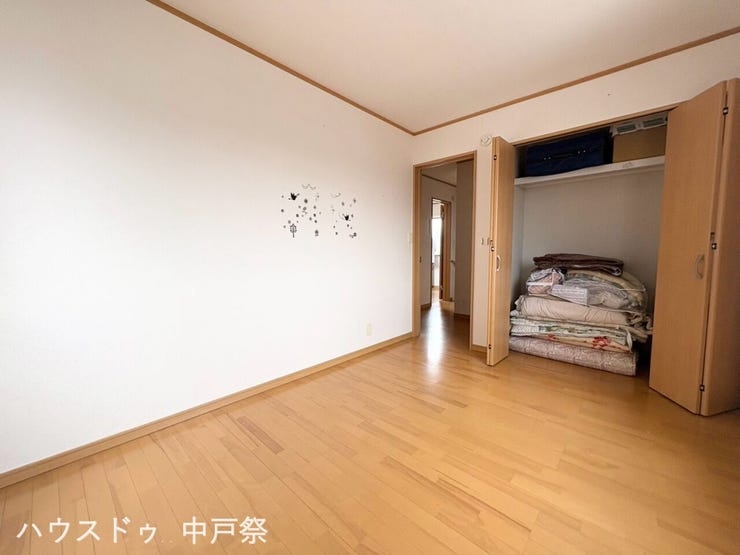 クローゼットには布団や衣類、季節物までしっかり収まる収納力があり、室内をすっきり保てます。