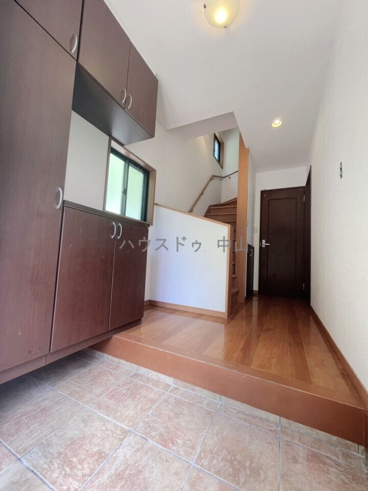 \住まいの第一印象を彩る玄関/
ゆとりある空間設計で、家族の「いってきます」と「ただいま」を心地よく迎えます。収納力も備え、すっきりとした玄関を保てます。