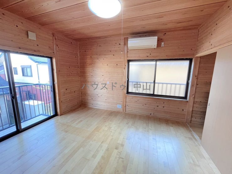 \家族の成長に寄り添う2階洋室/
子ども部屋やワークスペースなど用途自在。収納もしっかり確保され、すっきりと使える快適なプライベート空間です。