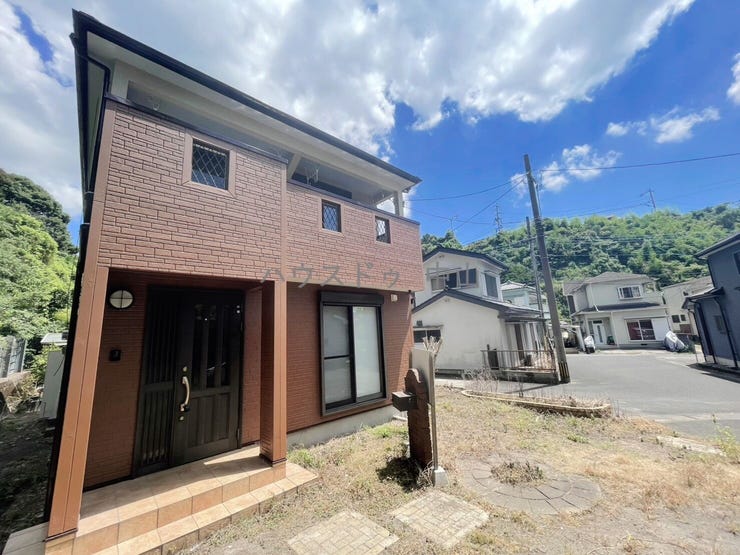 【外観】
\堂々とした佇まいの戸建住宅/
洗練された外観デザインが街並みに映える一邸。住まうご家族の誇りとなる、美しさと安心感を兼ね備えた住まいです。