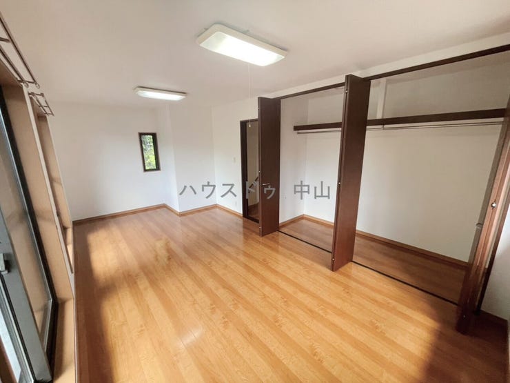 \家族の成長に寄り添う2階洋室/
子ども部屋やワークスペースなど用途自在。収納もしっかり確保され、すっきりと使える快適なプライベート空間です。