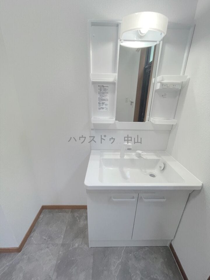 \使いやすさにこだわった洗面台/
見やすいミラーと充実の収納で、朝の身支度もスムーズ。清潔感あふれるデザインが、毎日の暮らしを快適に整えます。