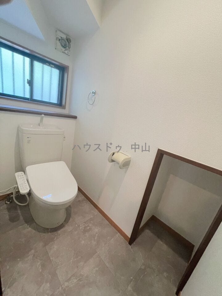 \清潔感あふれる洗浄便座付きトイレ/
1階に配置された使いやすい設計。快適な機能性と落ち着いた空間で、毎日の暮らしをさりげなく支えます。