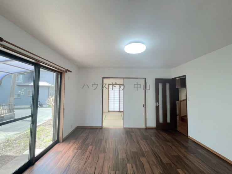 \家族の笑顔が広がる住まい/
明るいリビングで自然と集う毎日。戸建ならではの安心と心地よさを、ぜひご体感ください。