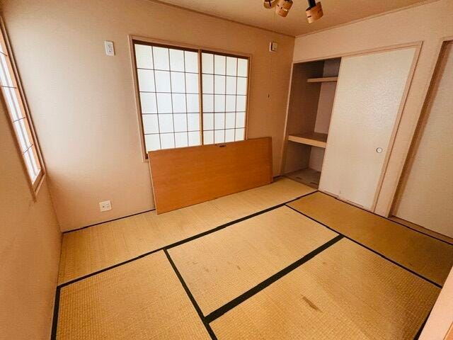 1階 LDK横の6帖の和室です。