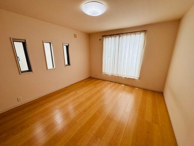 2階 9帖の洋室です。
バルコニーに繋がるお部屋です。