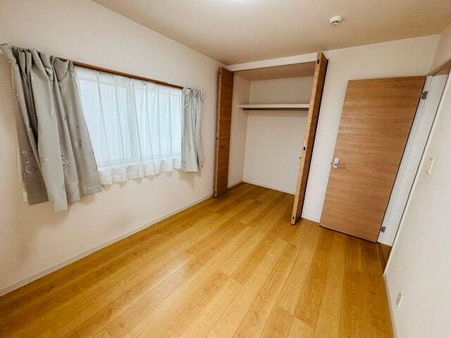 2階 南側6帖の洋室です。
バルコニーに繋がるお部屋です。