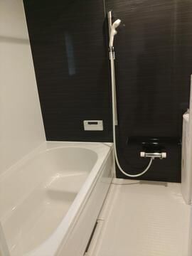 一日の疲れをゆったりと癒やせる清潔なバスルーム。足を伸ばして浸かれる浴槽と水はけの良い床面で、毎日のバスタイムを快適に過ごせます。