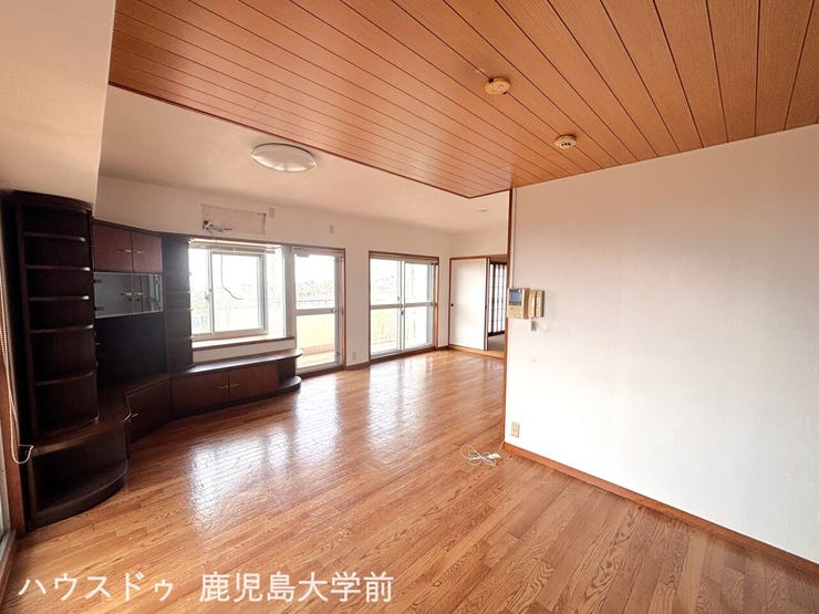 大きな窓から光が差し込む心地よい空間☆
キッチンスペースや和室と隣接した広々リビング。