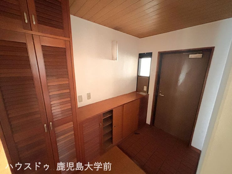 ゲストを気持ちよく迎え入れられるゆとりある玄関スペース。