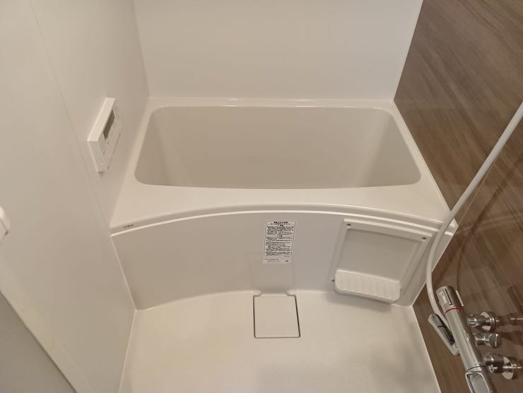 ゆったりと寛げるなめらかなフォルムの浴槽を採用したユニットバス。お手入れがしやすい設計で、毎日の快適なバスタイムを清潔にサポートします。