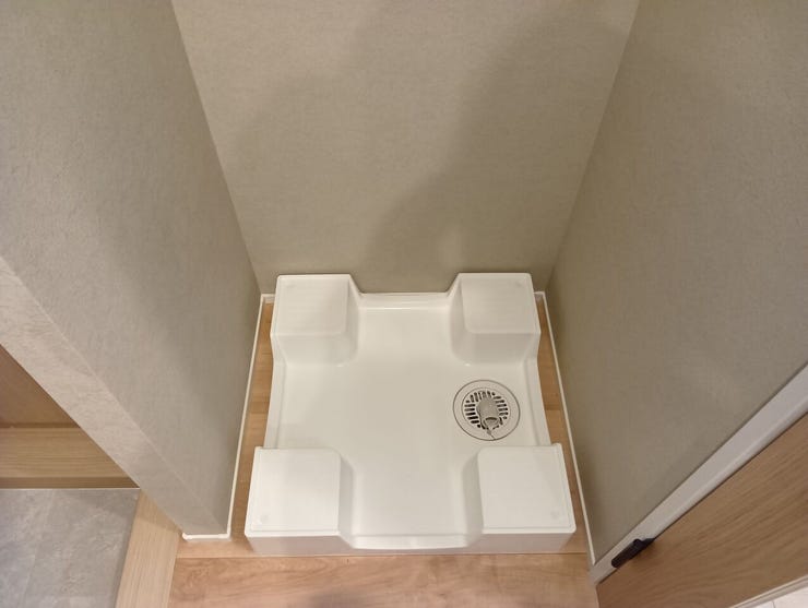 室内設備として防水パンを標準装備した洗濯機置場。万が一の水漏れリスクを軽減し、毎日のランドリーワークを安全かつスムーズに行えます。