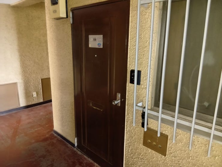 落ち着いた色合いの玄関ドア。防犯性に配慮された堅牢な造りで、住まう方の安全で快適な暮らしをしっかりと守ります。