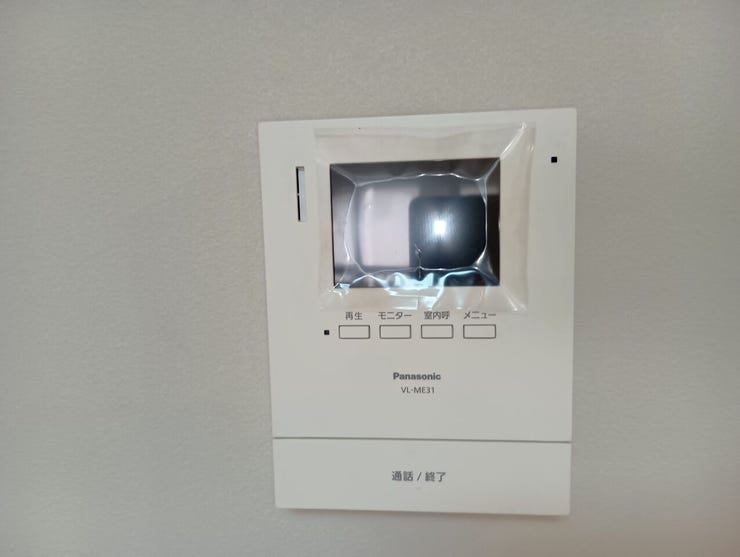 室内から来訪者の顔と声を確認できるモニター付きインターホン。不要な訪問者への対応を抑え、毎日の暮らしに確かな安心感をもたらす設備です。