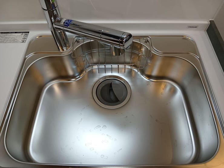 大きなお鍋やフライパンも洗いやすい広々としたシンク。機能的な水栓を備え、日々のお手入れの負担を軽減しながら美しく清潔な環境を保ちます。