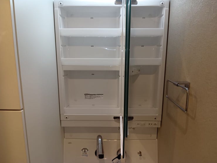 鏡の裏側には、洗面用具や化粧品などをすっきりと整理できる収納スペースを完備。生活感を抑えたスタイリッシュなパウダールームを維持します。