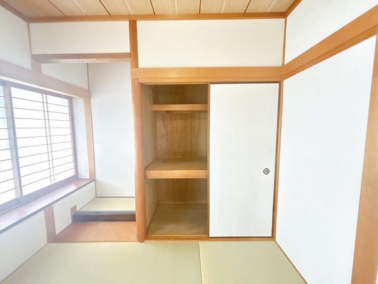 押入れがあり、布団などもたくさん収納できます◎