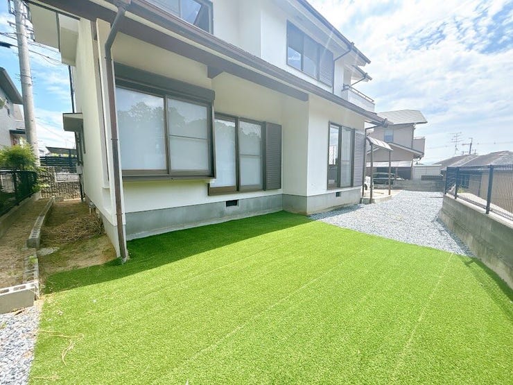 お庭付き住宅。
お子様も広々遊べます。