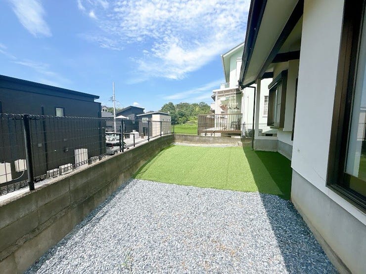 隣家との間隔が広い住宅地なので、お子様が小さいご家族やペットを飼われる方も安心です。