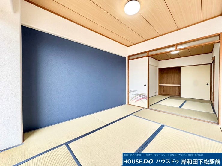 落ち着いたブルーのアクセントクロスが映える、とてもおしゃれでモダンな和室空間です!い草の香る清潔な畳と便利な収納スペースが備わっており、ご家族でゆったりとくつろげる快適なお部屋です!