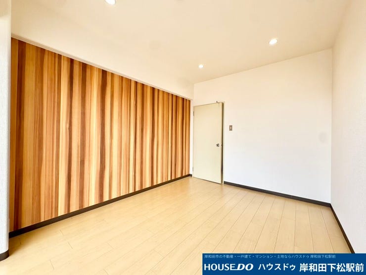 温かみのある木目調のアクセントクロスが映える、おしゃれで落ち着いた雰囲気の洋室です!明るく清潔感のある空間となっており、主寝室や子供部屋など多様な用途に合わせて快適にお使いいただけます!