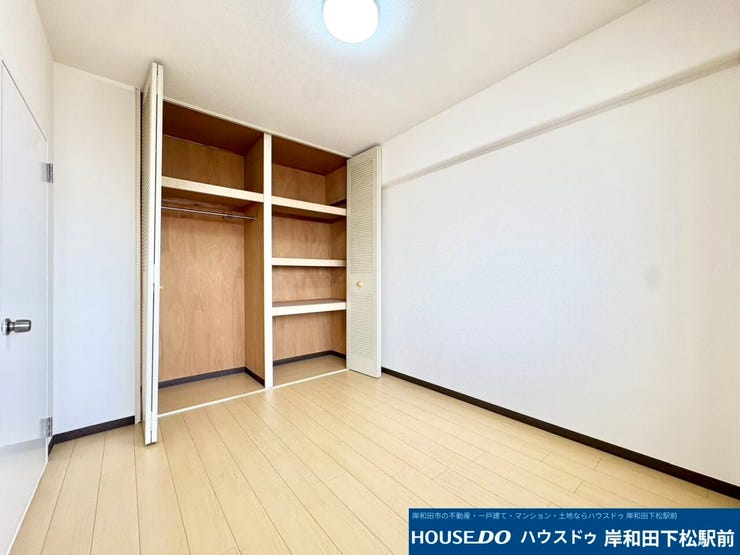 大容量の収納スペースが備わった、すっきりと片付く快適な洋室です!明るく清潔感のあるお部屋となっており、お洋服や大きなお荷物もきれいに収納して居住スペースを広くゆったりとお使いいただけます!