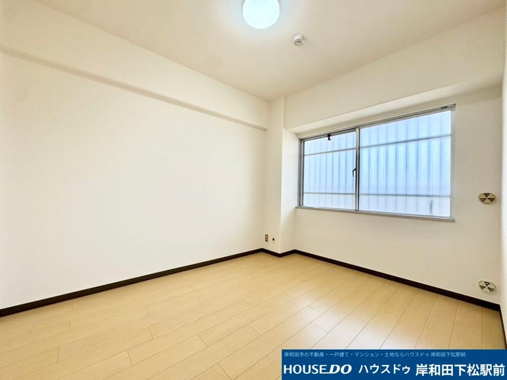 大きな窓から明るい光がたっぷりと差し込む、清潔感あふれるシンプルな洋室です!家具の配置もしやすいすっきりとした間取りとなっており、主寝室や子供部屋など自由な用途で快適にお使いいただけます!