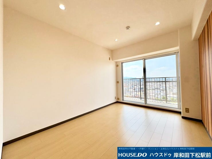 大きな窓から明るい光がたっぷりと差し込む、とても開放感あふれる洋室です!木の温もりが感じられるフローリングが印象的で、寝室や書斎、子供部屋など多様なライフスタイルに合わせて快適にお使いいただけます!