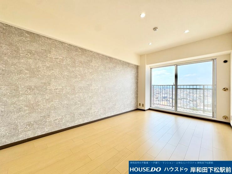 落ち着いた色合いのアクセントクロスが映える、おしゃれで開放的な洋室です!大きな窓から明るい光がたっぷりと差し込む心地よい空間となっており、主寝室や子供部屋など快適にお使いいただけます!