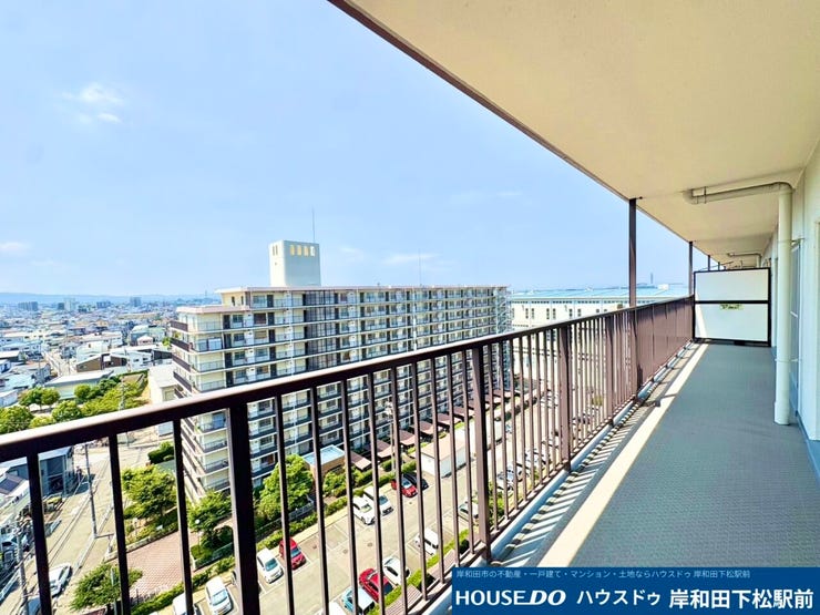 開放感あふれる広々としたバルコニーです!目の前を遮るものが少なく日当たりや風通しがとても良好で、お洗濯物もよく乾きます。青空が広がる素晴らしい眺望を楽しみながら心地よい毎日を過ごせます!