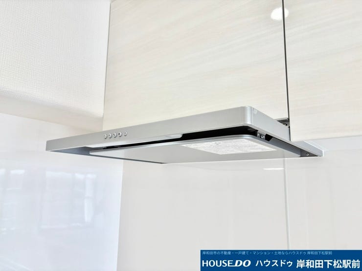 すっきりとスタイリッシュなデザインのレンジフードを完備しています!調理時の気になる煙やにおいをしっかりと素早く吸収してくれるため、いつでも清潔で快適なキッチン空間を保てて大変便利です!
