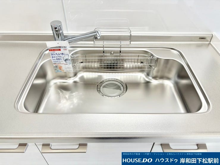 広々として使い勝手の良いとても綺麗なシンクスペースです!大きなお鍋やフライパンも楽々と洗うことができて大変便利であり、毎日のお料理や食器洗いなどの家事をとても快適でスムーズに進めることができます!