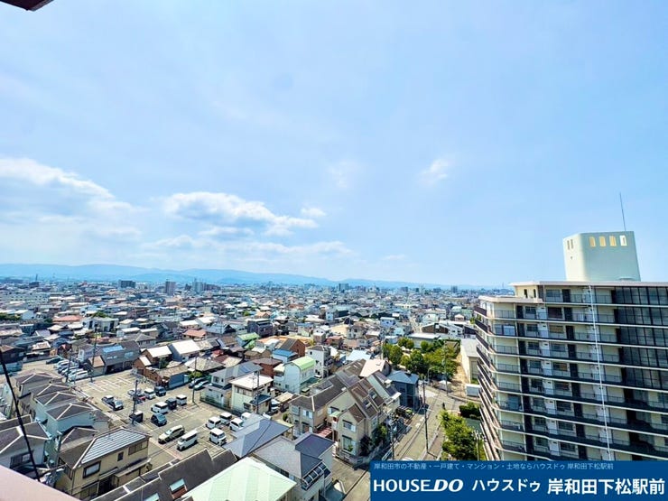 青空が広がる開放感あふれる素晴らしい眺望の風景です!視界を遮る高い建物が少なく、遠くまで見渡せる見晴らしの良いロケーションとなっており、毎日の暮らしの中で心癒やされる豊かな景色を楽しめます!