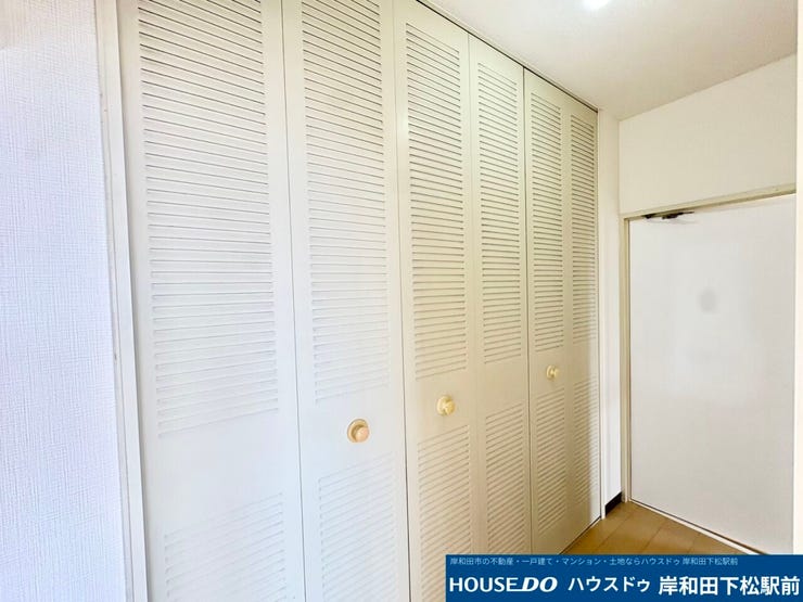 廊下スペースに備わった大容量の収納クローゼットです!日用品や季節の小物などをすっきりと片付けることができ、お部屋の居住スペースを広々と有効に活用できるとても便利な仕様となっています!