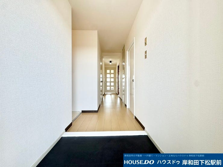 白を基調としたすっきりと洗練された廊下スペースです!明るく清潔感のある空間に仕上がっており、お部屋へ向かう毎日の移動も心地よく快適に過ごすことができます!