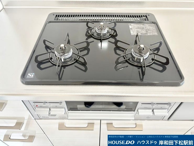 お手入れしやすい美しいガラストップを採用した、とても便利な3口コンロです!同時に複数の料理を作ることができるため調理効率が大変良く、毎日のお料理をもっと快適で楽しくスムーズに進められます!